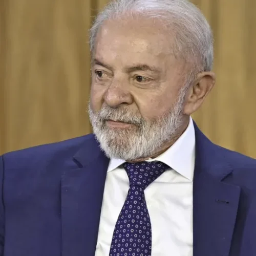 Homem que se respeita não rasteja para outro, diz Lula sobre não ligar para Trump