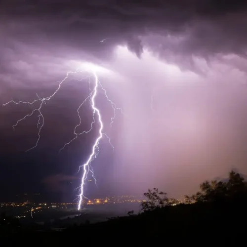 Alerta de tempestade: Sexta-feira marcada por fortes chuvas em diversas regiões Escrito por Ana Gusmão