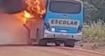 Ônibus de transporte escolar pega fogo com crianças a bordo em Candeias do Jamari