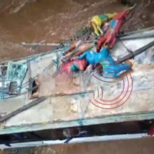 Ônibus que seguia para rodeio cai em rio após erro de trajeto em RO