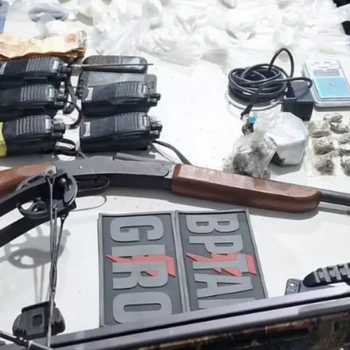 Operação da PM prende três suspeitos com arsenal e drogas no Mocambo