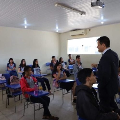 Alunos da Flora Calheiros participam de palestra sobre  juizados especiais na garantia de direitos 