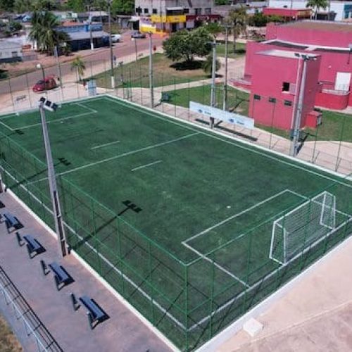 Governo do Estado entrega campo society com grama sintética na praça de Parecis
