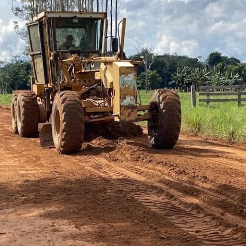 Serviços de patrola melhoram trafegabilidade em distritos  de Alta Floresta d’Oeste