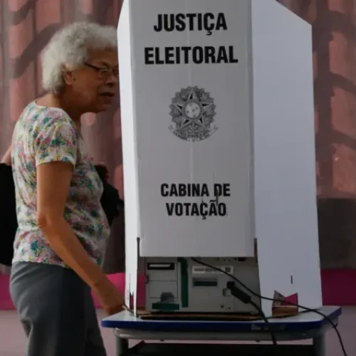 Eleições são encerradas em todo o país; começa apuração dos votos