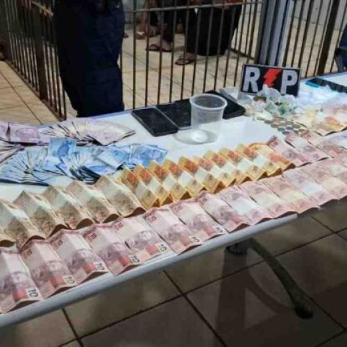 PM fecha ponto de tráfico e detém cinco no Beco da Duque
