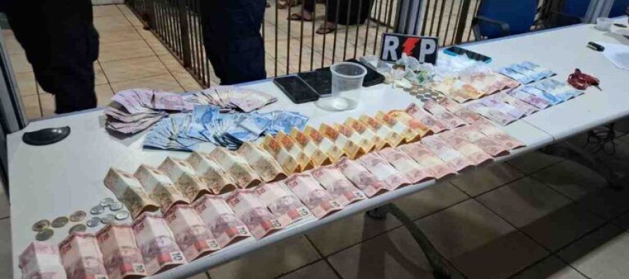 PM fecha ponto de tráfico e detém cinco no Beco da Duque