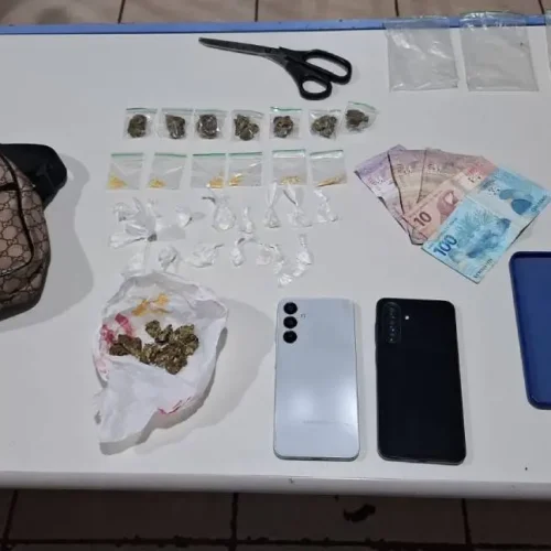 Polícia Militar recupera celulares roubados e fecha ponto de venda de drogas no bairro São Francisco