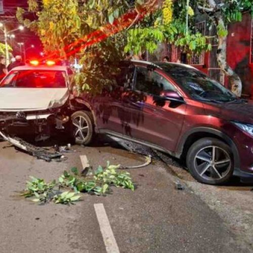 Médico colide com carro estacionado e deixa veículos danificados em Porto Velho