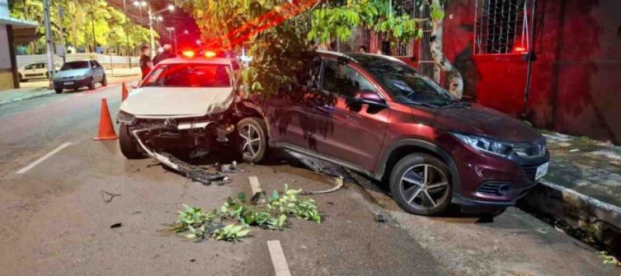 Médico colide com carro estacionado e deixa veículos danificados em Porto Velho