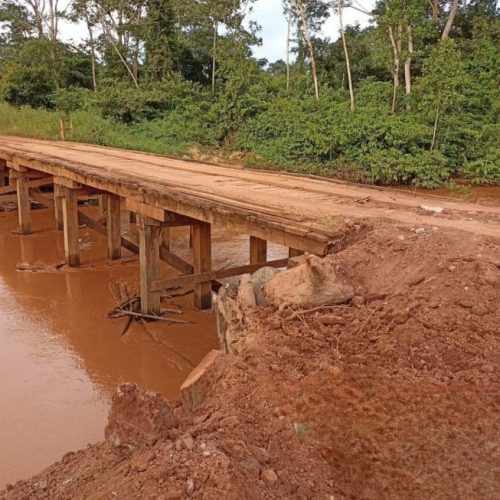 Manutenção emergencial em ponte de madeira na RO-490, em Alto Alegre dos Parecis, é realizada pelo governo de RO