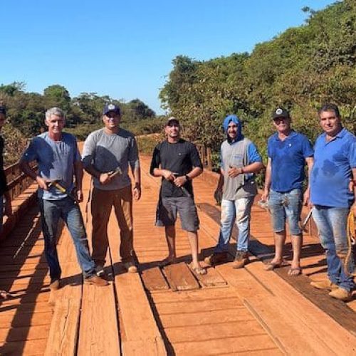 Em União Bandeirantes, a união faz a força e associação de taxistas conserta ponte da Linha do Contra