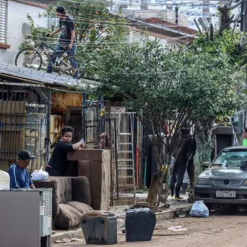 Baixa do Guaíba revela destruição e prejuízo em Porto Alegre