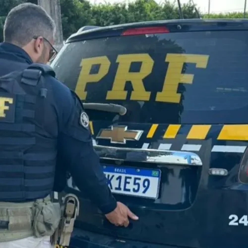 PRF prende em flagrante mulher por tráfico de drogas, cumpre mandados de prisão e recupera veículo adulterado