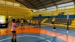 Programa Construindo Campeões atende mais de 100 alunos na modalidade de voleibol