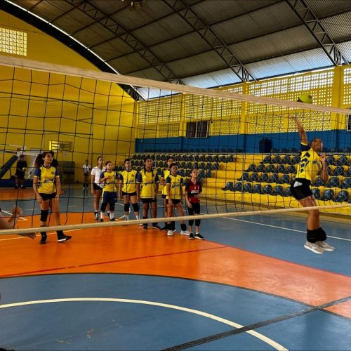 Programa Construindo Campeões atende mais de 100 alunos na modalidade de voleibol