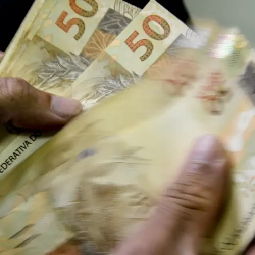 Aposentados do INSS que ganham mais que o mínimo começam a receber 13º