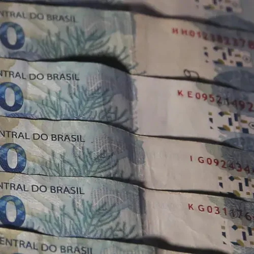 Juros do cartão de crédito rotativo sobem para 438,4% ao ano