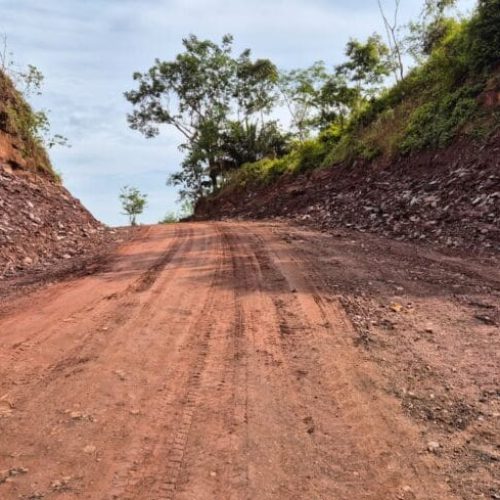 Serviços de encascalhamento, rebaixamento de morro e limpeza das margens são executados pelo governo de RO na RO-490
