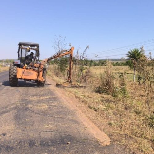 Governo de RO realiza roçagem mecanizada nas rodovias da Zona da Mata
