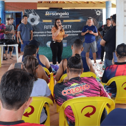 Atletas de Futebol Society de Cacoal são beneficiados com materiais esportivos