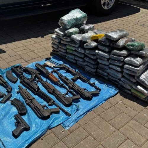 Caminhão de mudança é flagrado com 240 kg de drogas e armas em Porto Velho