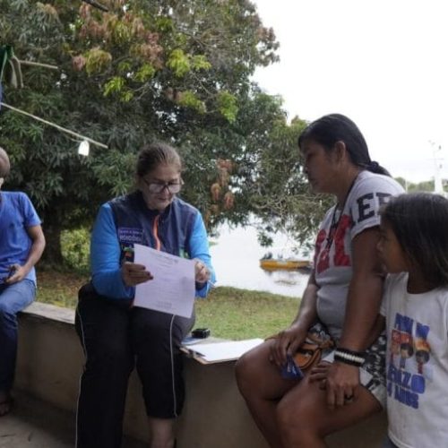 Governo de RO presta assistência a indígenas de Guajará-Mirim com serviços do Rondônia Cidadã e distribuição de cestas básicas