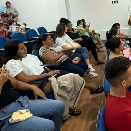 Ex-beneficiária destaca importância do programa Mamãe Cheguei ao acompanhar entrega do kit para o futuro neto