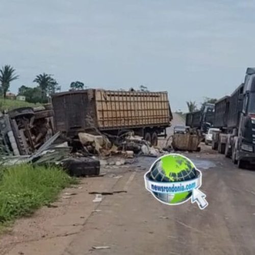 Batida entre caminhões deixa um morto e vários feridos na BR-364