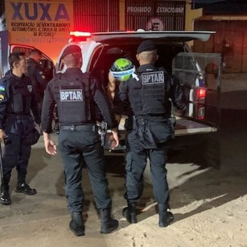 Homem surta, invade casas de amigo armado e dá trabalho para a PM