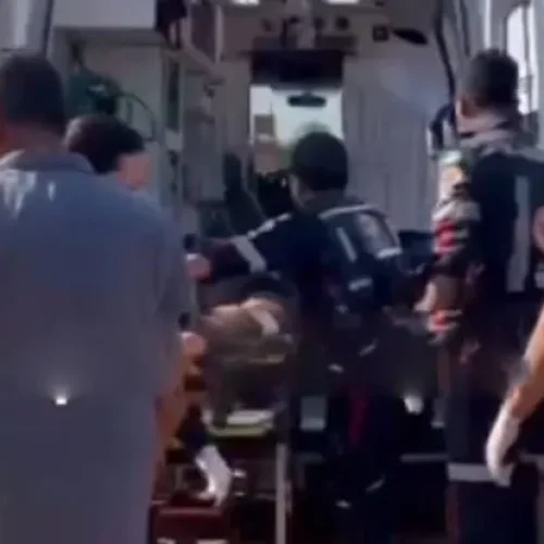 Trabalhador fica gravemente ferido após ser prensado por carreta em empresa na zona leste