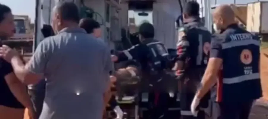 Trabalhador fica gravemente ferido após ser prensado por carreta em empresa na zona leste