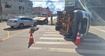 Van capota após avanço de sinal vermelho no bairro Nossa Senhora das Graças