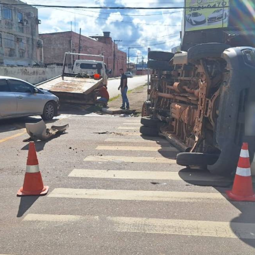 Van capota após avanço de sinal vermelho no bairro Nossa Senhora das Graças