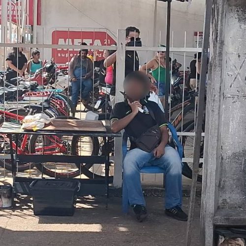 Vendedor ameaça a própria vida em supermercado da capital