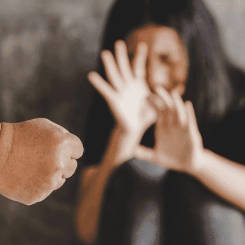 Homem invade casa da ex, espanca a mulher e depois foge