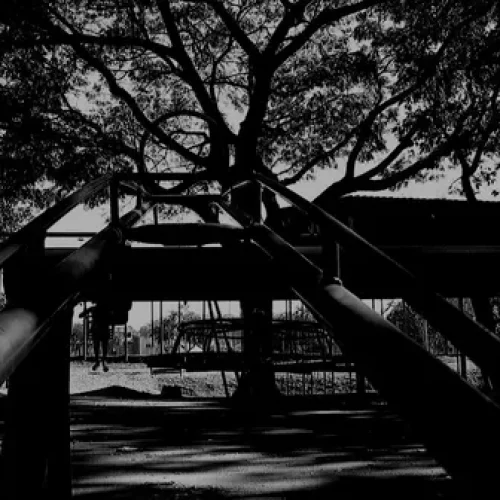 Crianças são encontradas em situação de rua após fugirem de casa em RO; avó é denunciada por maus-tratos