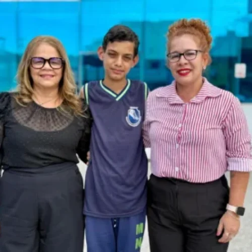 A professora Maria Luzia salientou a dedicação e o crescimento do estudante ao longo dos últimos anos