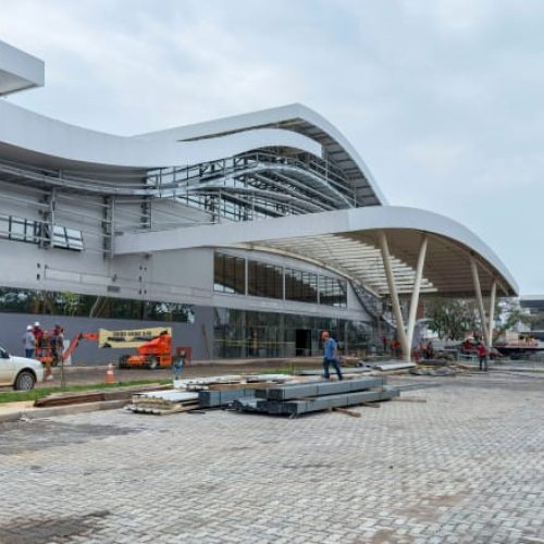 Prefeitura revitaliza praça em frente à nova rodoviária e homenageia trabalhador do transporte rodoviário