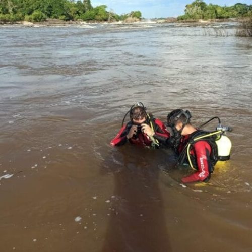Abate de jacaré e mergulho no Madeira: conheça duas das profissões mais perigosas de Rondônia
