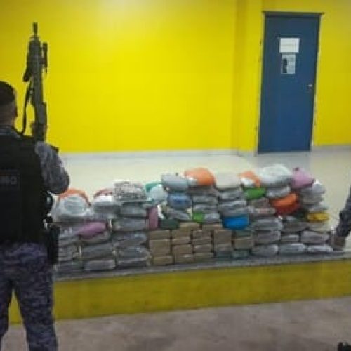 Operação conjunta da PM e PRF apreende 100 kg de maconha e prende homem em Pimenta Bueno